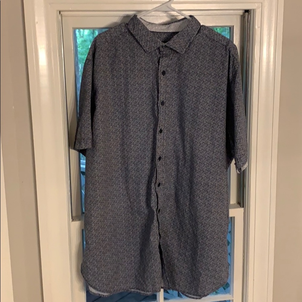 Short sleeve shirt.